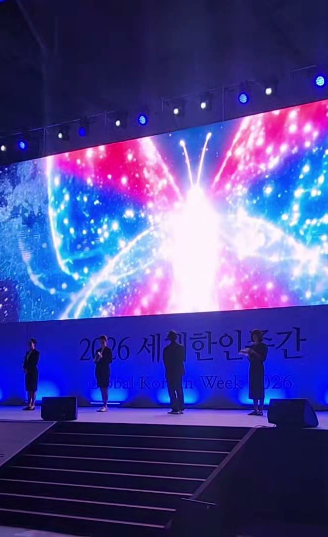 무대 LED 월 앞 나비드론